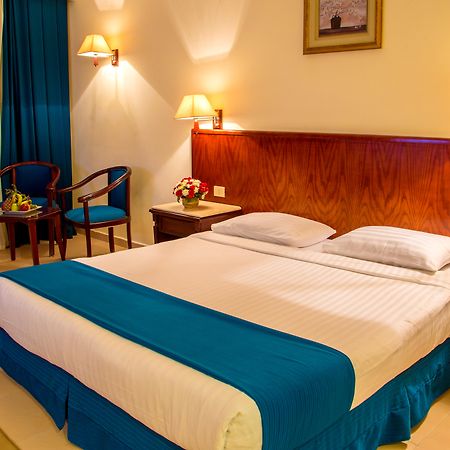 Serenity Makadi Beach Bagian luar foto A bedroom in a hotel