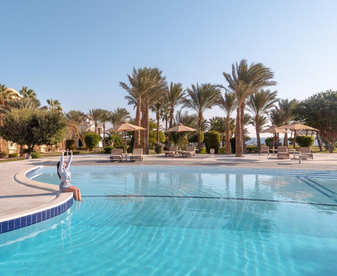 Serenity Makadi Beach Bagian luar foto The swimming pool at the Hilton Sharm El Sheikh