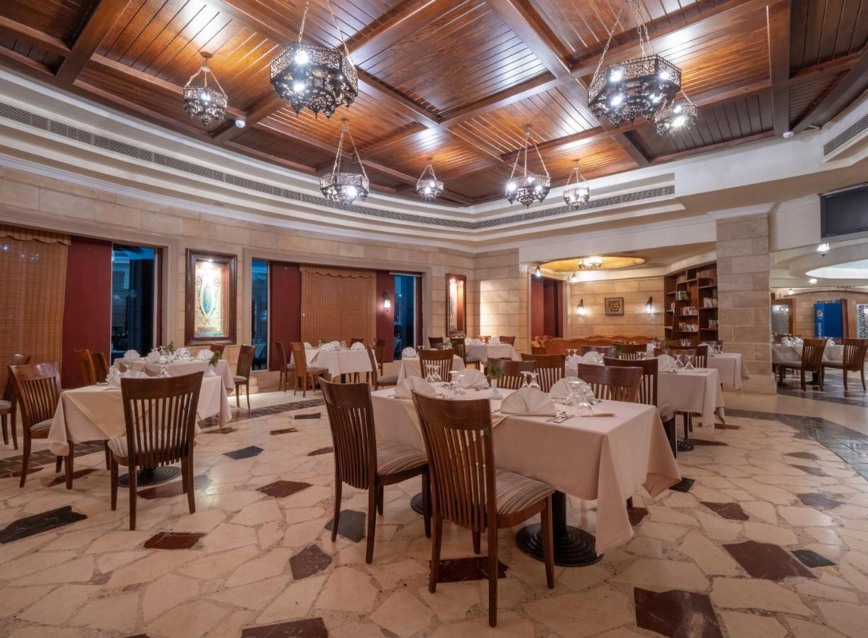 Serenity Makadi Beach Bagian luar foto The restaurant at the hotel