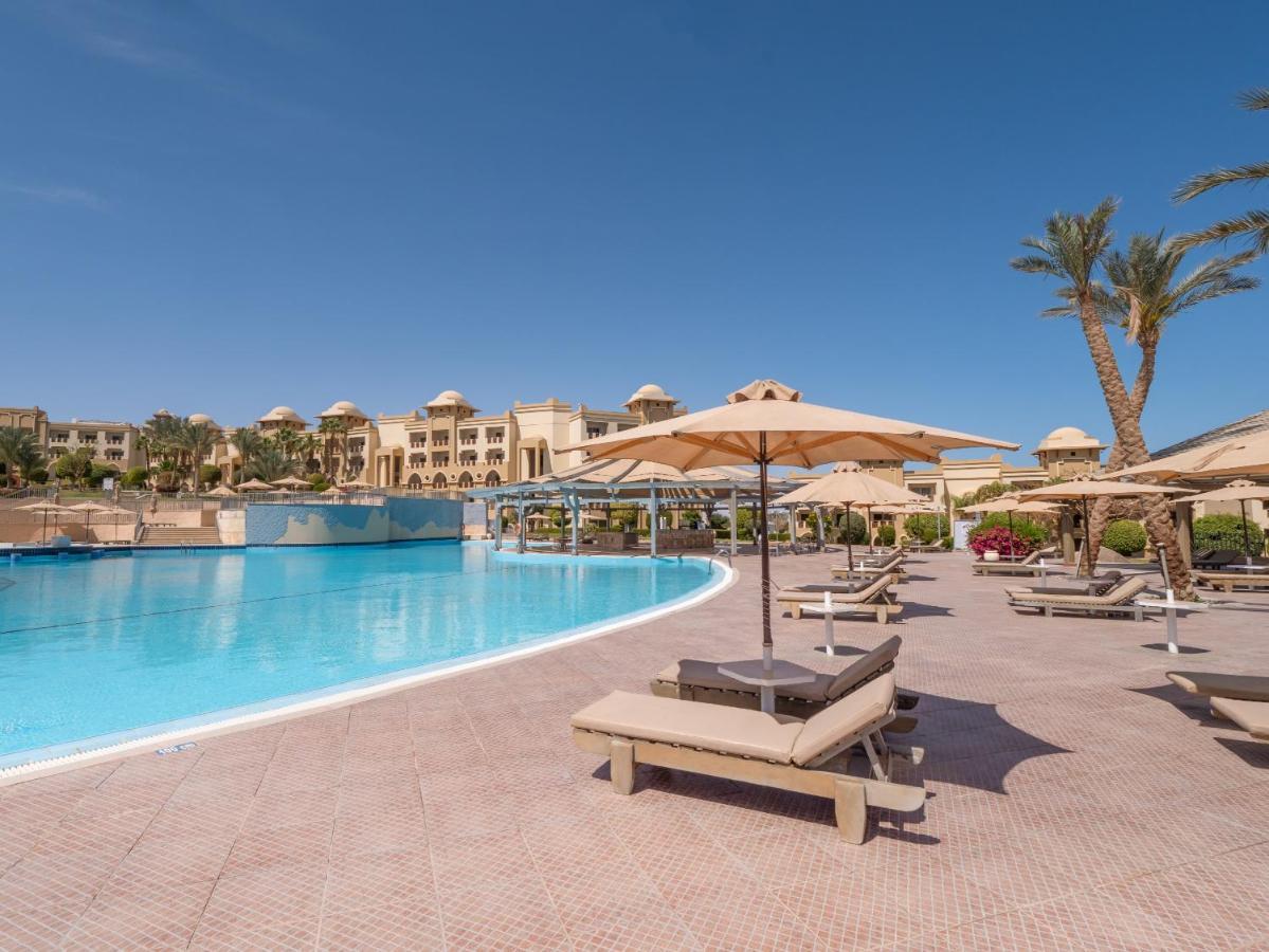 Serenity Makadi Beach Bagian luar foto The swimming pool at the hotel