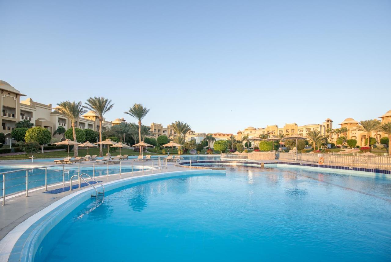 Serenity Makadi Beach Bagian luar foto The swimming pool at the resort