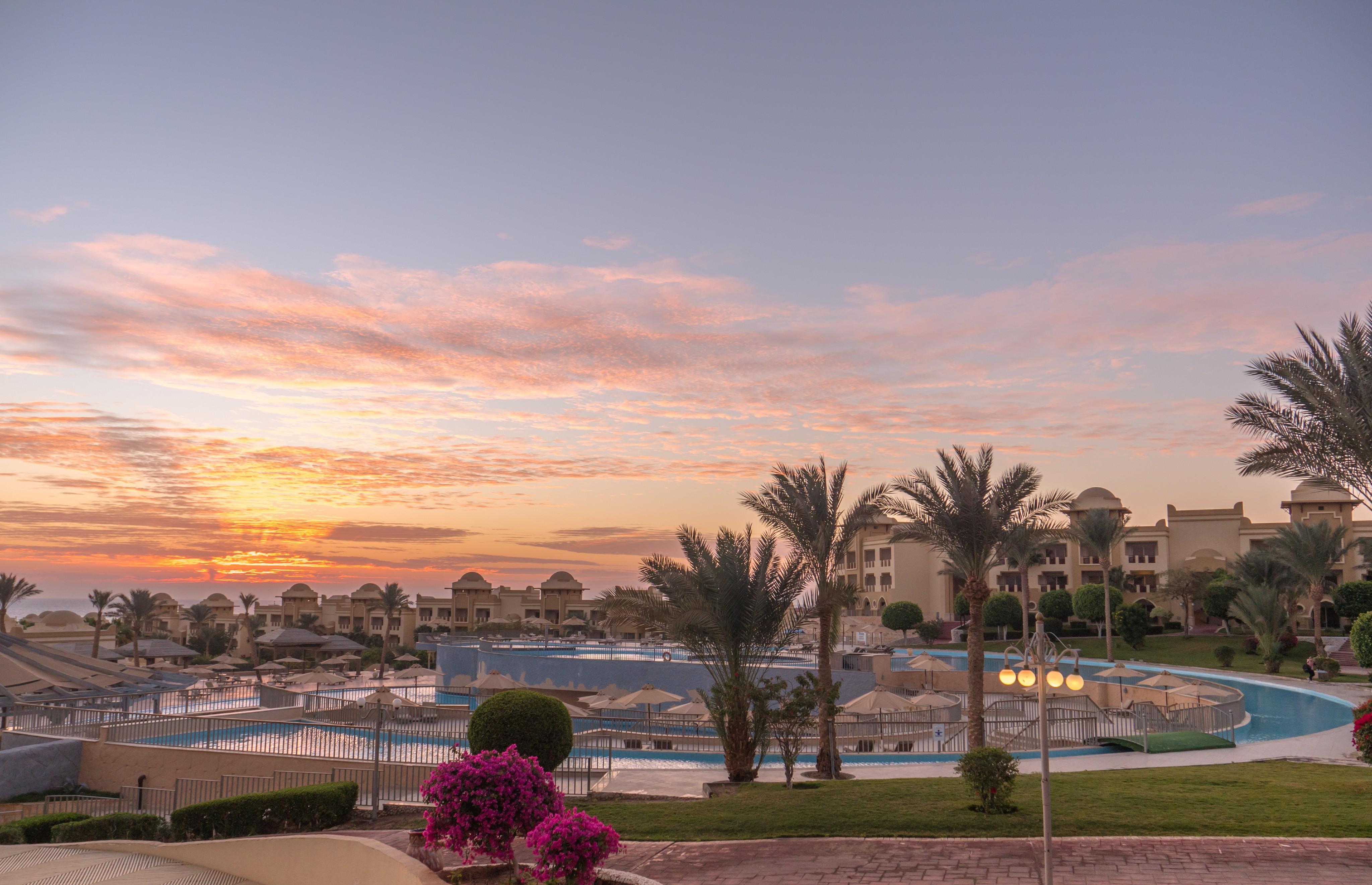 Serenity Makadi Beach Bagian luar foto Sunset at the Hilton Hurghada