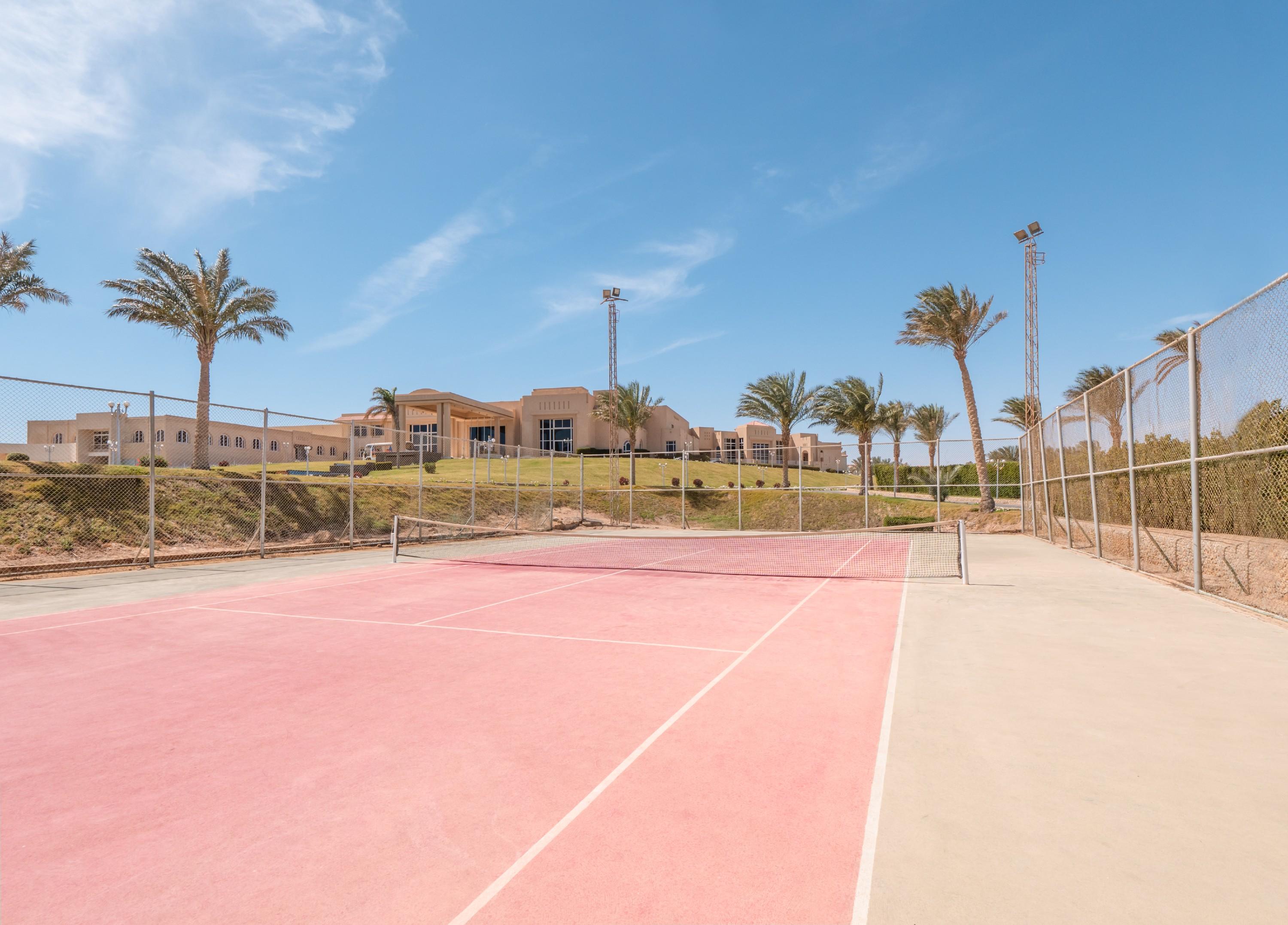 Serenity Makadi Beach Bagian luar foto Tennis courts at the resort