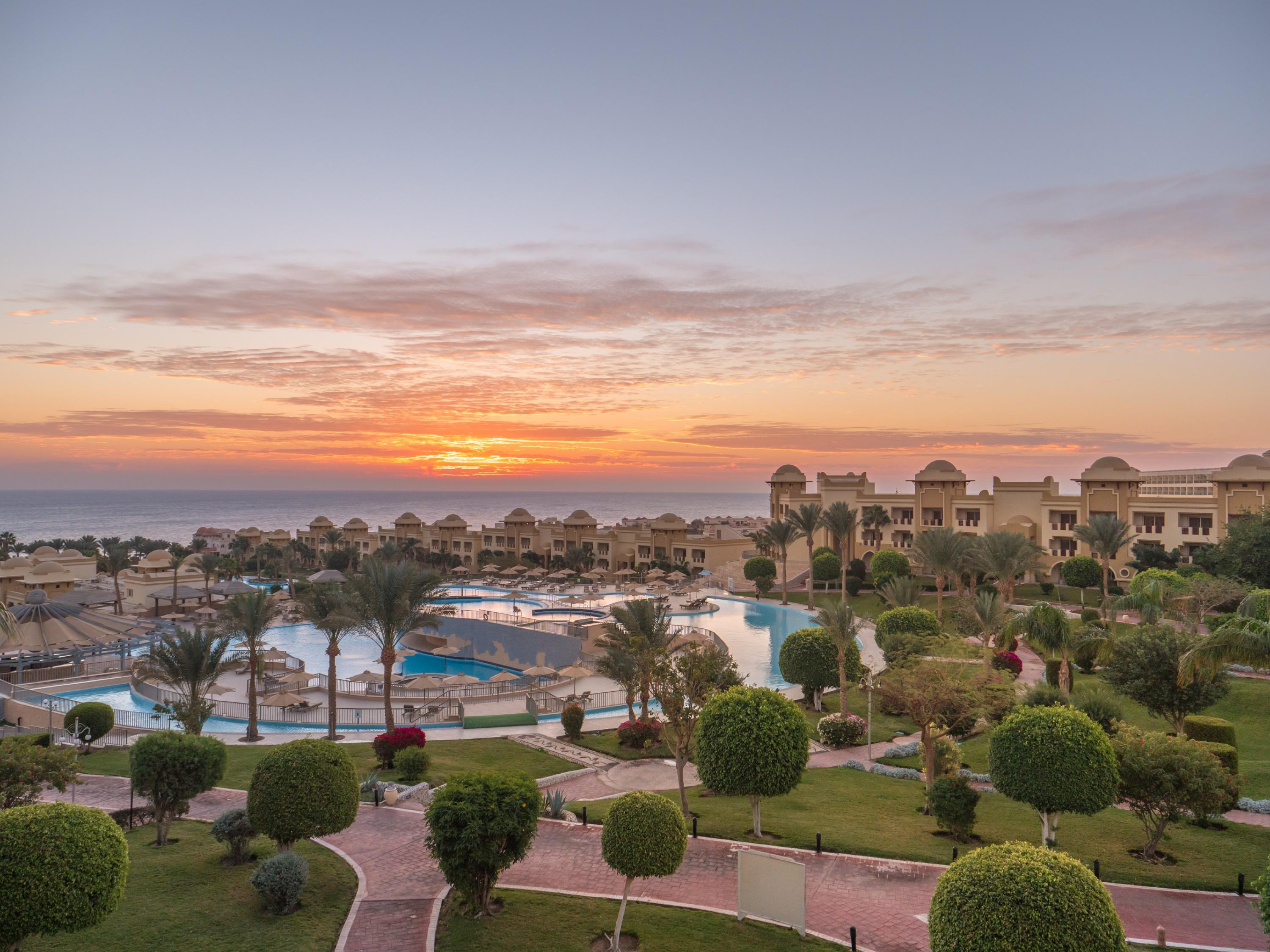 Serenity Makadi Beach Bagian luar foto Sunrise at the resort