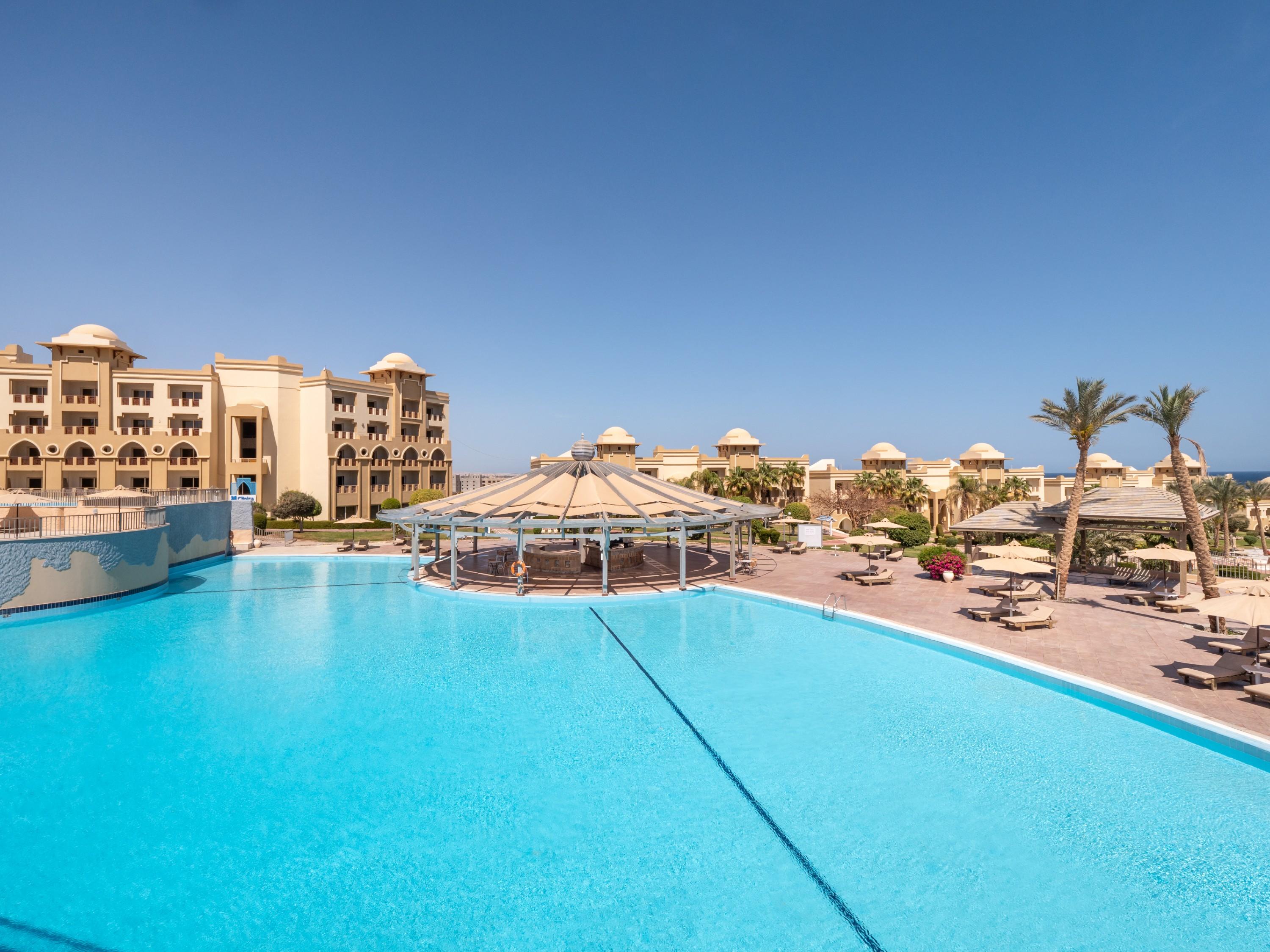 Serenity Makadi Beach Bagian luar foto The swimming pool at the resort