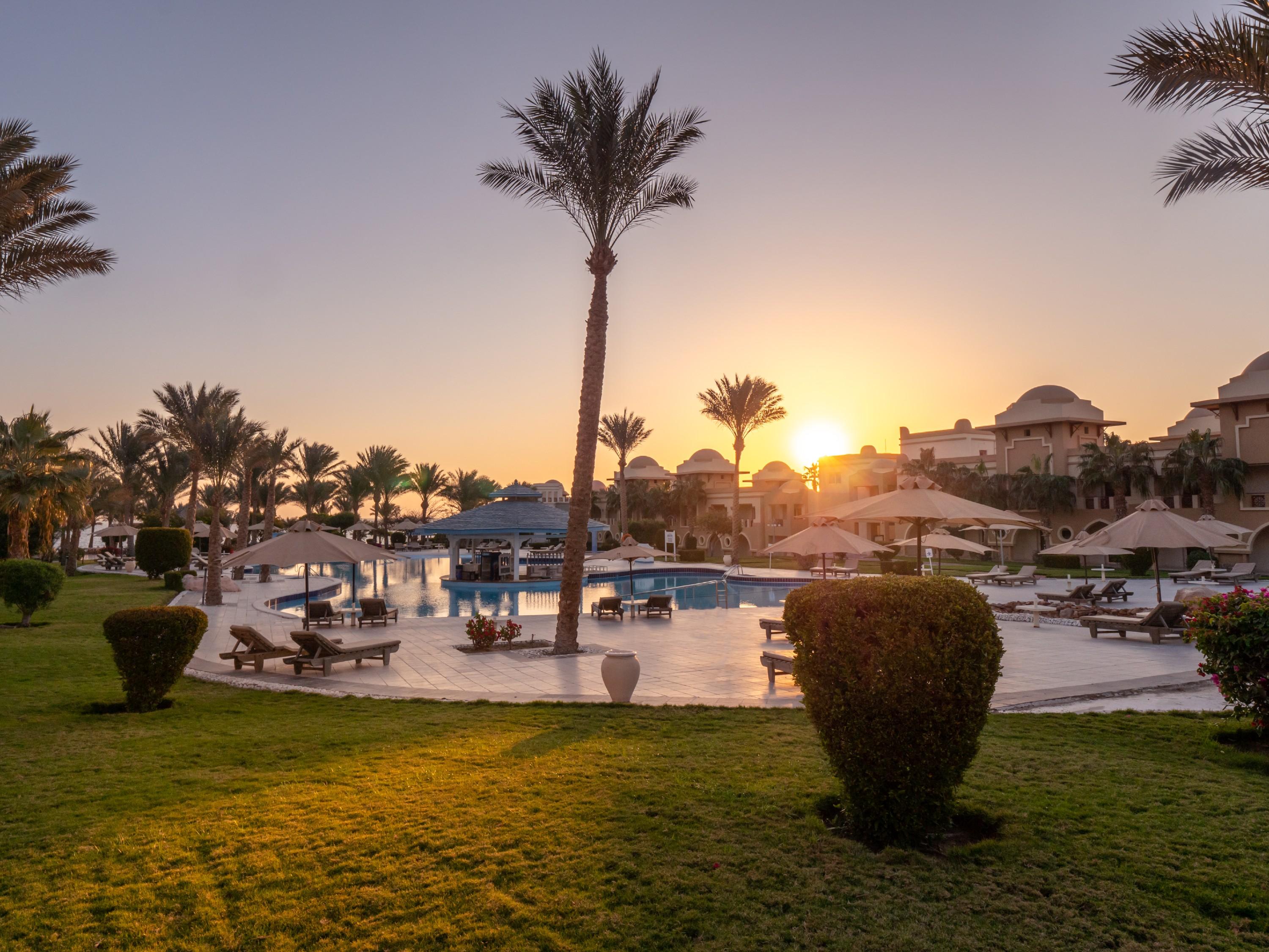 Serenity Makadi Beach Bagian luar foto Sunset at the Hilton Sharm El Sheikh