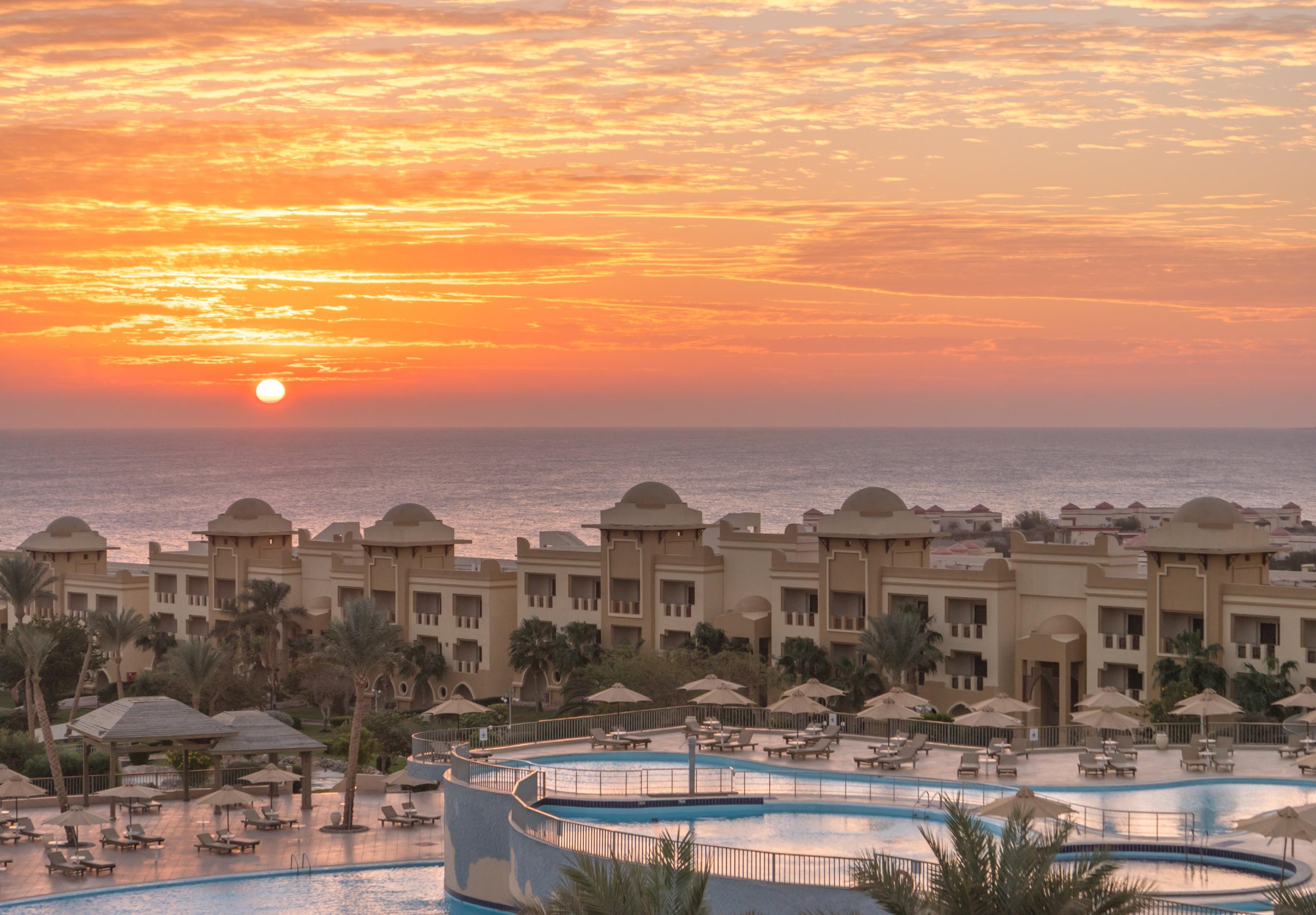 Serenity Makadi Beach Bagian luar foto Sunset at the resort