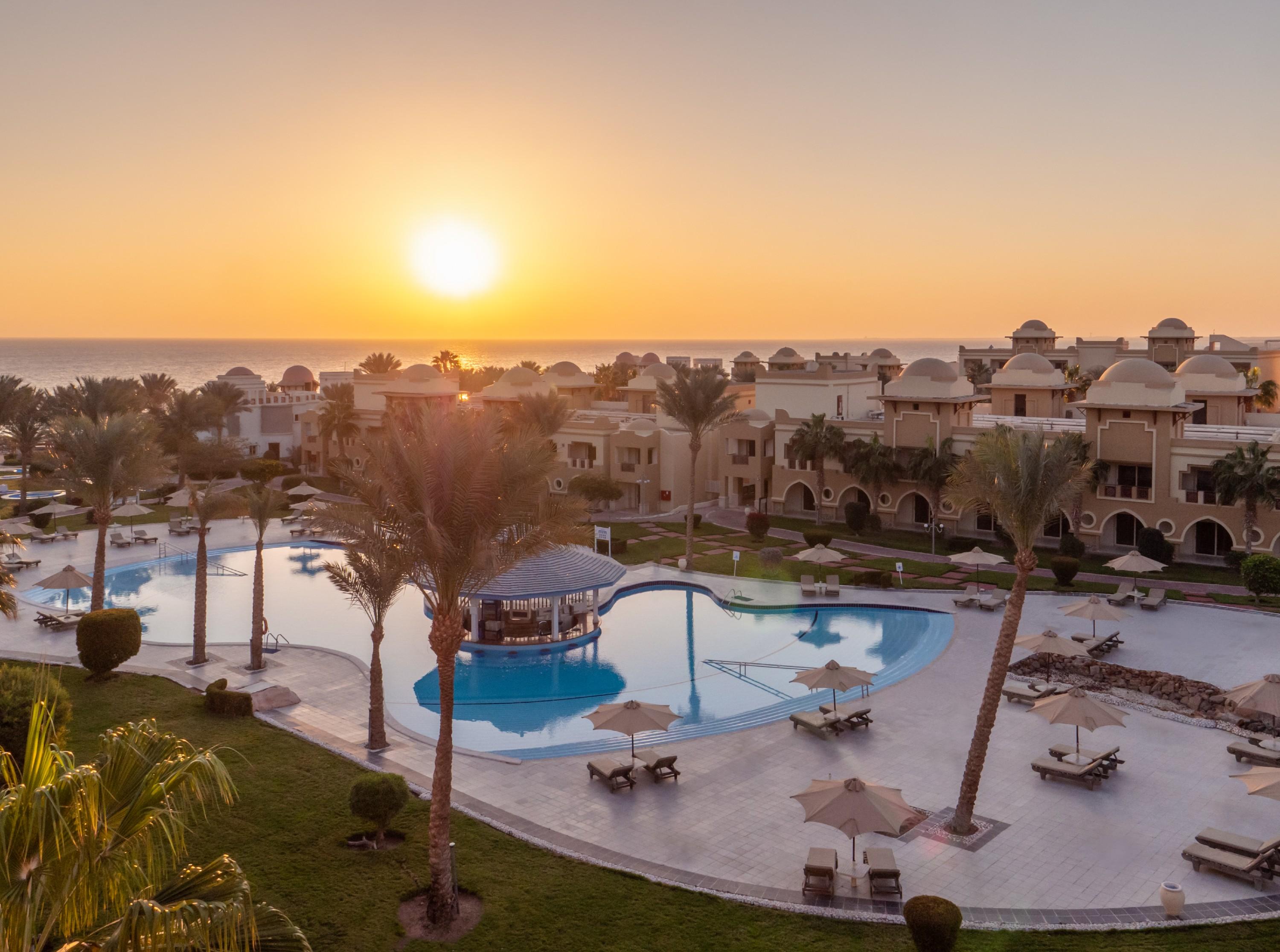 Serenity Makadi Beach Bagian luar foto Sunrise at the resort