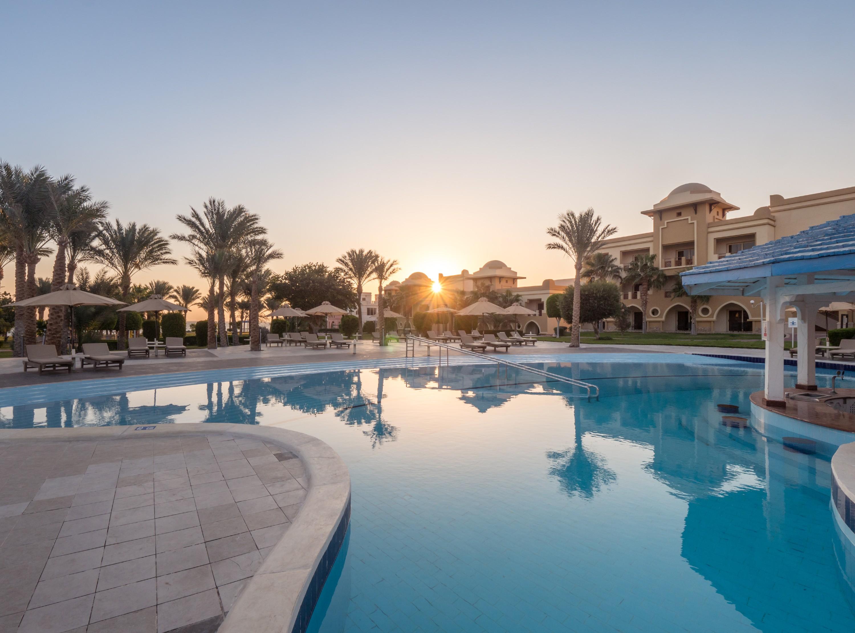 Serenity Makadi Beach Bagian luar foto The swimming pool at the resort
