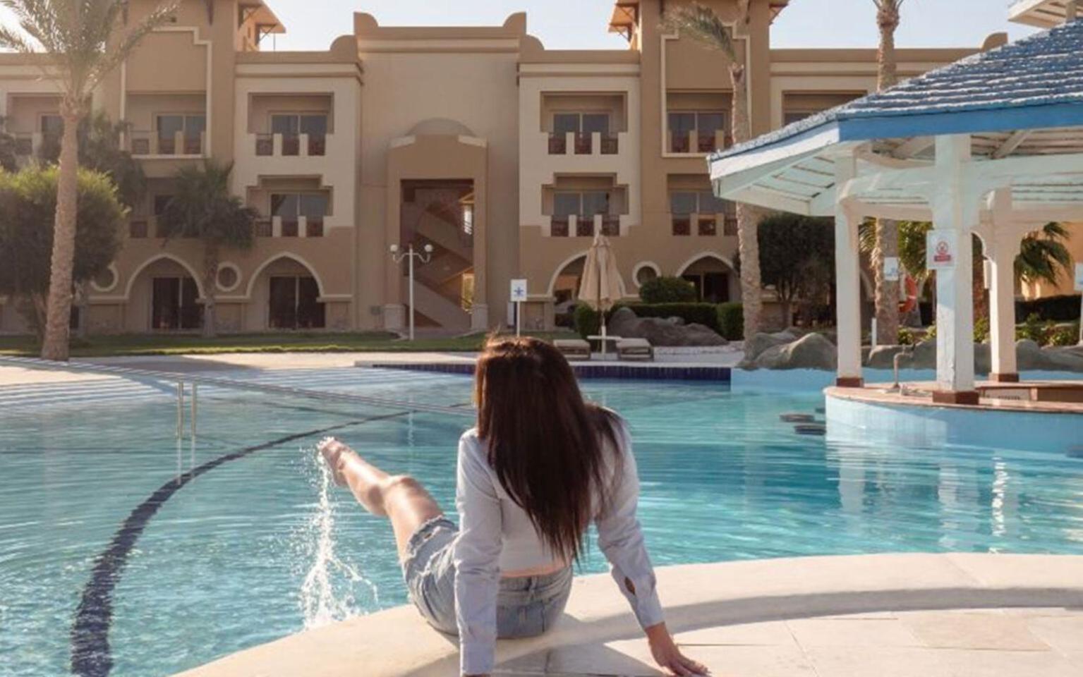 Serenity Makadi Beach Bagian luar foto The swimming pool at the resort